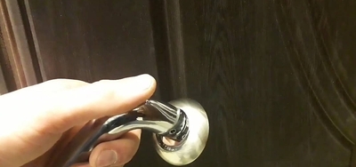 Как правильно установить ручку на входную металлическую дверь