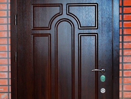 Арочная филенчатая дверь