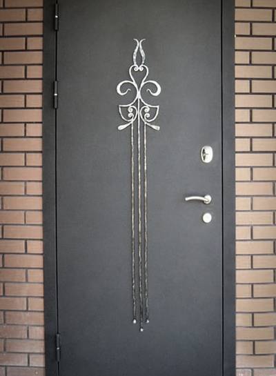 Черная дверь с коваными узорами