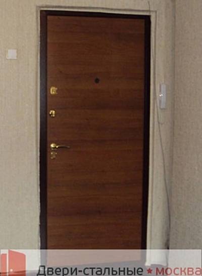 Установленная дверь с отделкой ламинатом