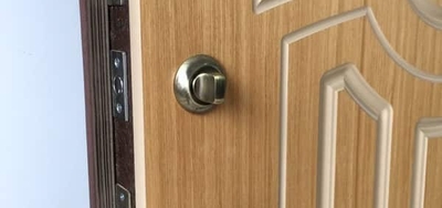 Фото с установки двери с МДФ в частном доме