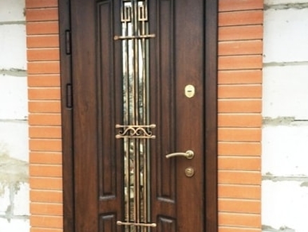 Дверь с ковкой и стеклом в дом