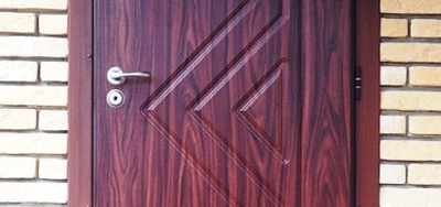 Установка однопольных дверей с отделкой Vinorit в частных домах