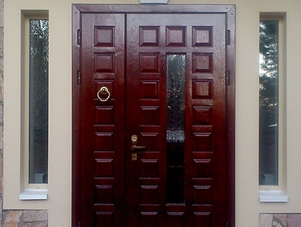 Полуторная коричневая дверь с кнокером