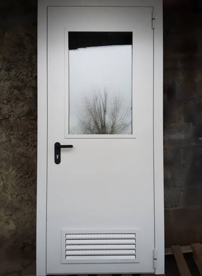 Дверь со стеклопакетом и вентиляционной решеткой